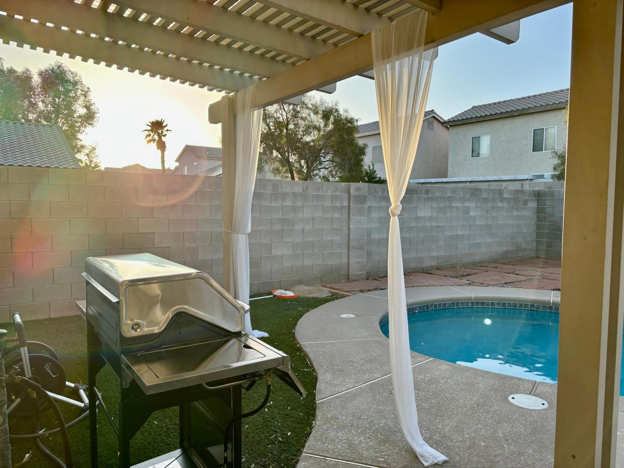 Modern Home In Las Vegas Near Strip With Pool And Jacuzzi Εξωτερικό φωτογραφία