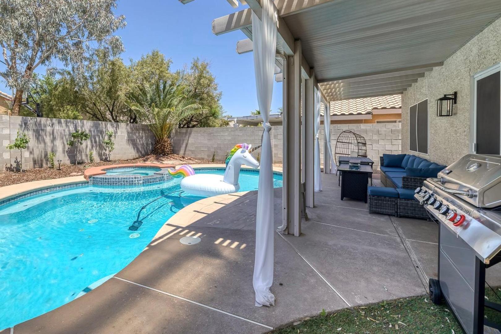 Modern Home In Las Vegas Near Strip With Pool And Jacuzzi Εξωτερικό φωτογραφία